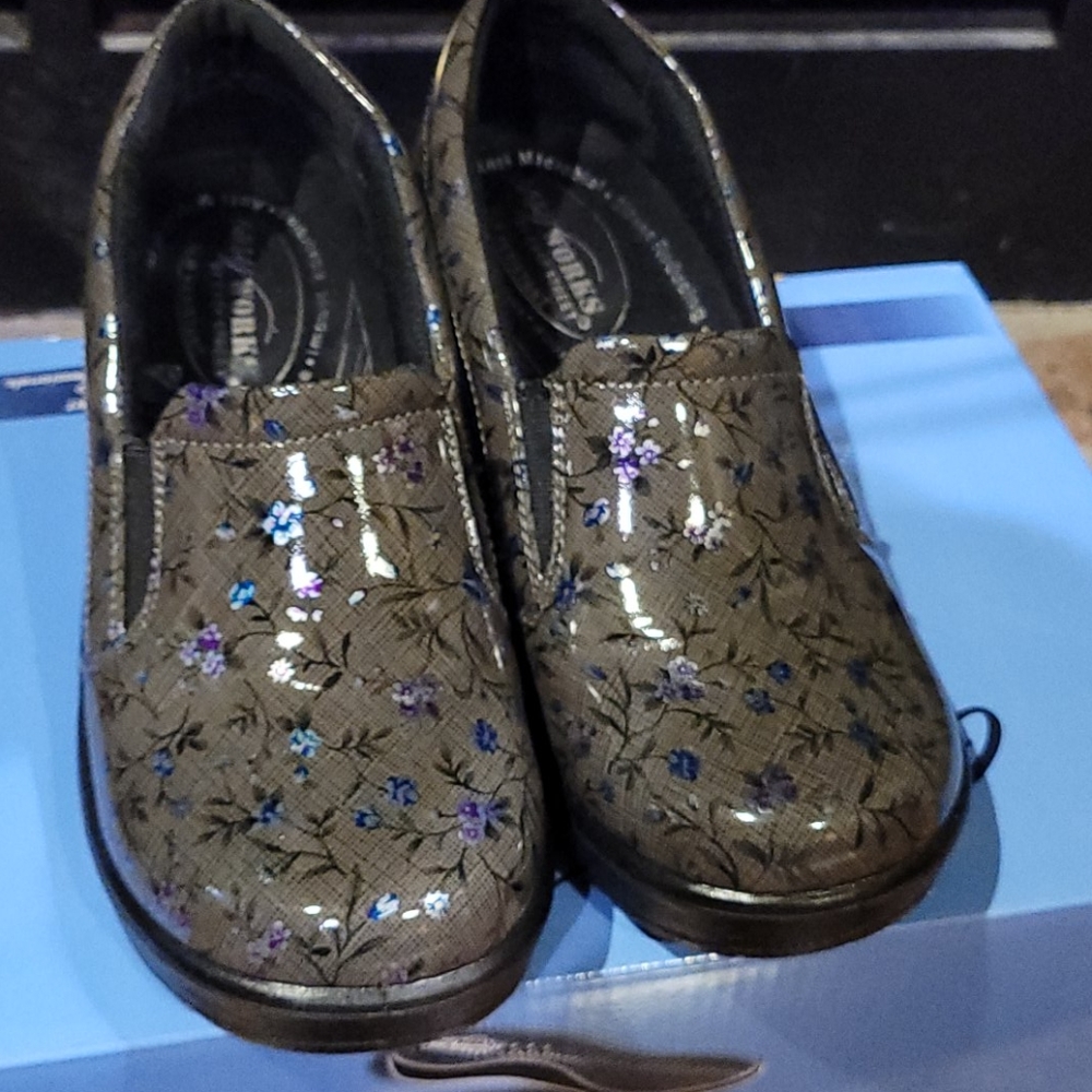 Shoes - Picture 2 of 3